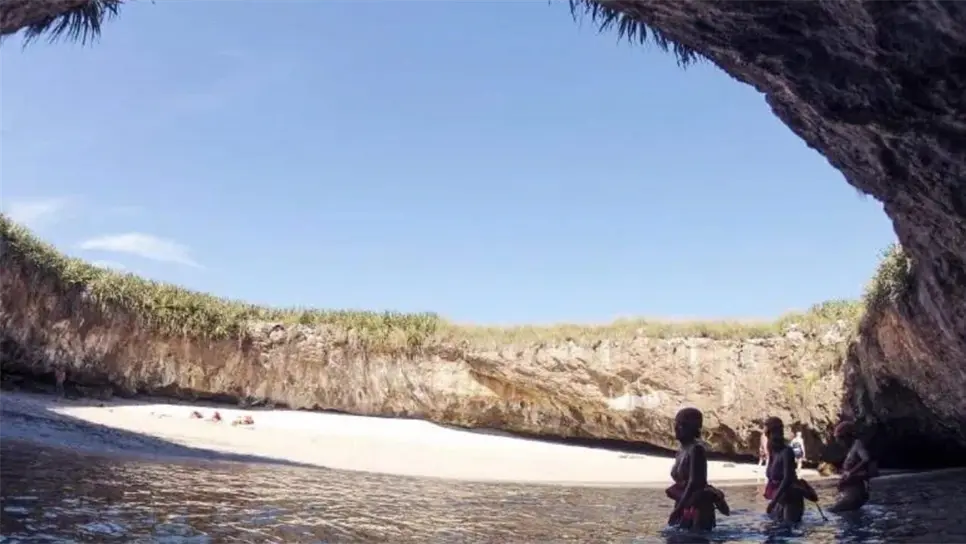 Playa Escondida (también conocida como Playa del Amor) en las Islas Marietas suele destacarse como una de las favoritas