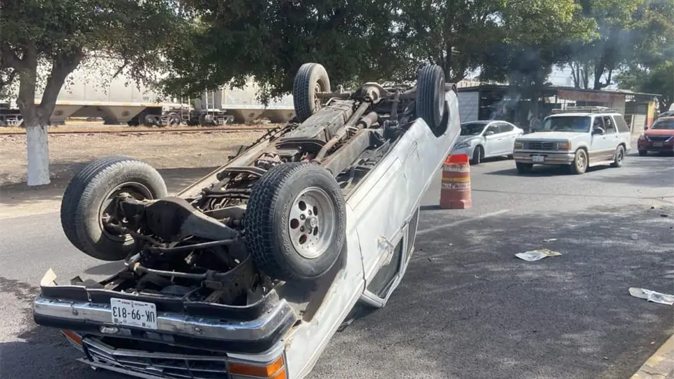 FOTO: Vuelca una camioneta cerca de la penitenciaría de Aguaruto en Culiacán