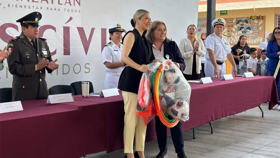 FOTO: Estrella Palacios encabeza el Lunes Cívico en primaria Vasco de Quiroga en Mazatlán