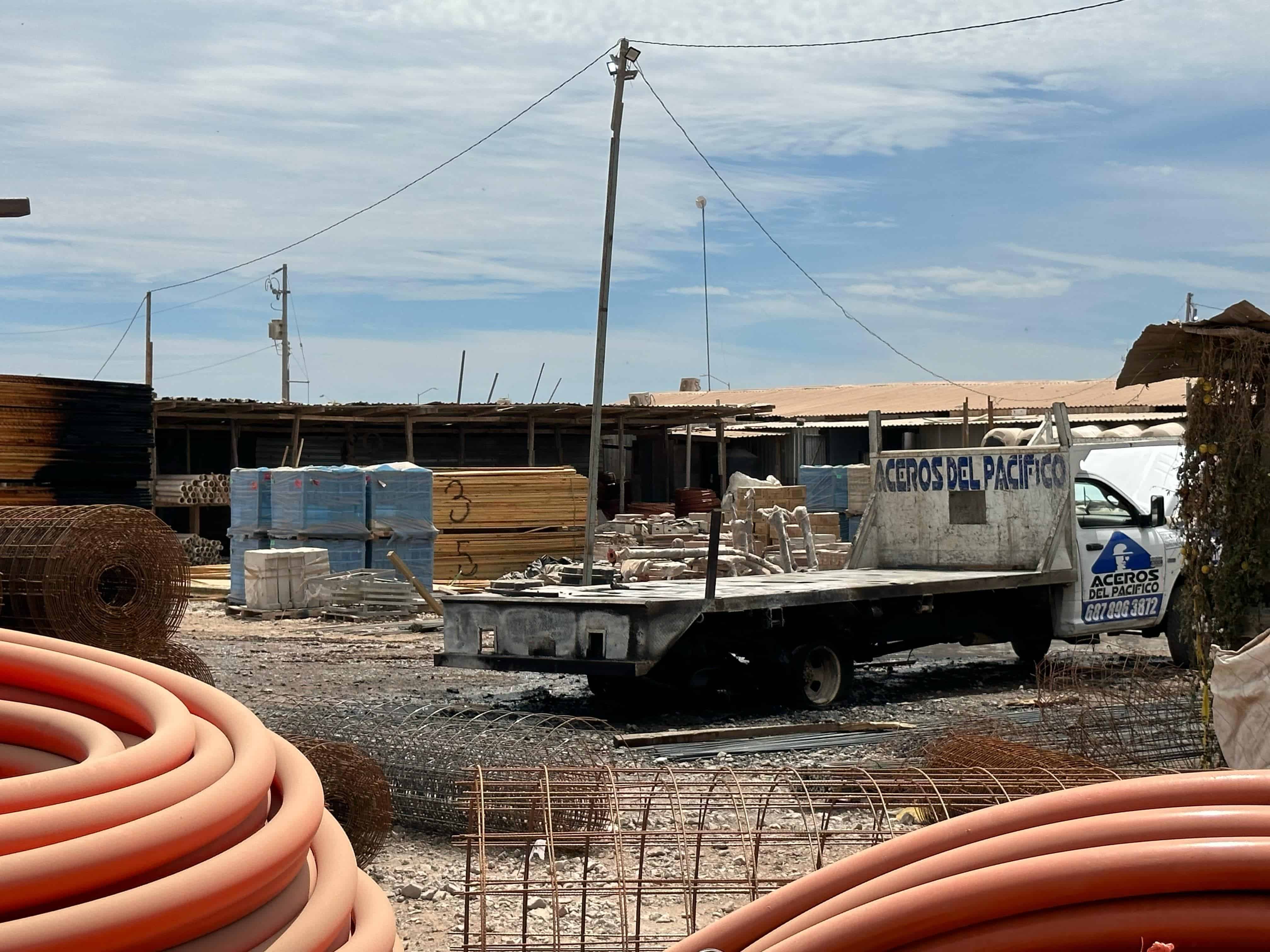 El camión terminó dañado por el fuego. (FOTO: Ernesto Torres).