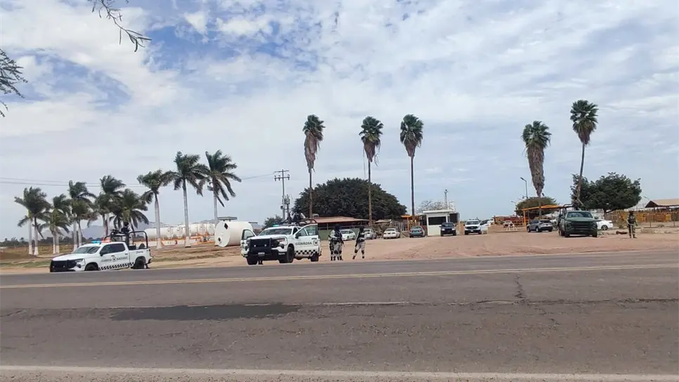 FOTO: Fuerzas federales catean rancho ganadero en el Ejido 18 de marzo, Ahome, asegurarn hidrocarburos