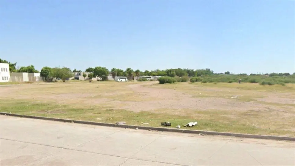 Las imágenes muestran amplios predios listos para ser transformados en desarrollos habitacionales