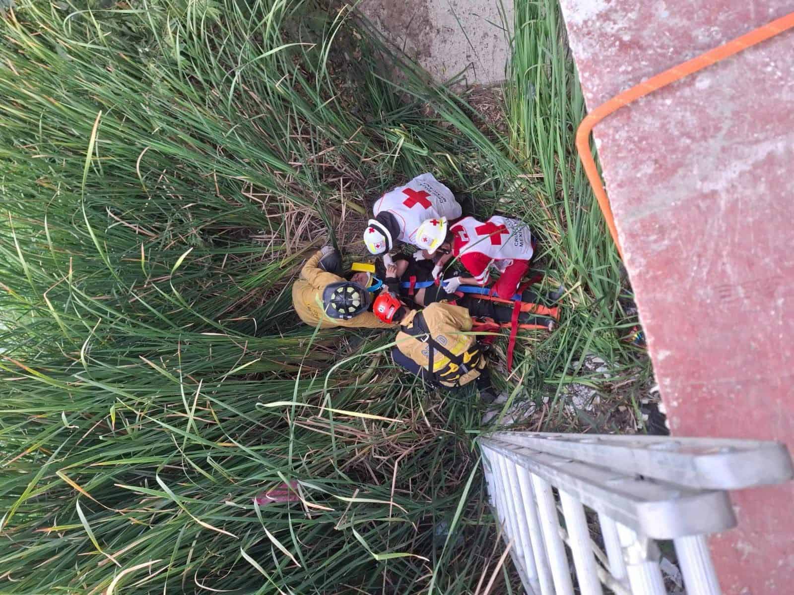 Con ayuda de una cuerda lograron sacar al lesionado del fondo del arroyo. (FOTO: Enrique Chan).