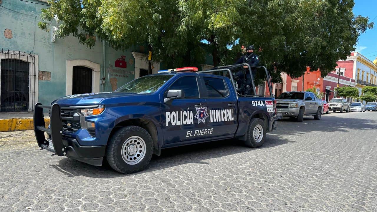 Se estableció que, al parecer, el motociclista perdió el control de la ligera unidad y chocó contra la vagoneta, presuntamente debido a las condiciones en las que conducía