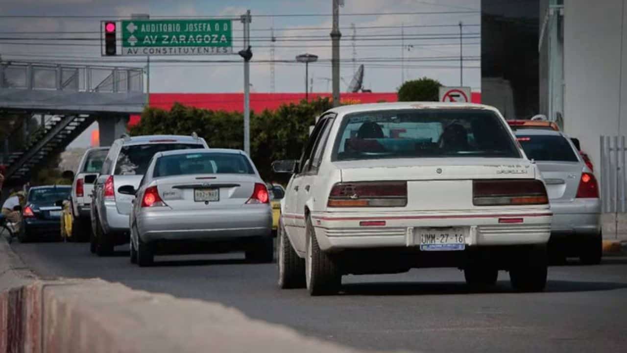 Y es que el Artículo 45, fracción l, inciso b del Reglamento de Tránsito de la Ciudad de México establece que todas las placas de circulación deben estar bien colocadas, visibles y sin ningún objeto que dificulte su lectura