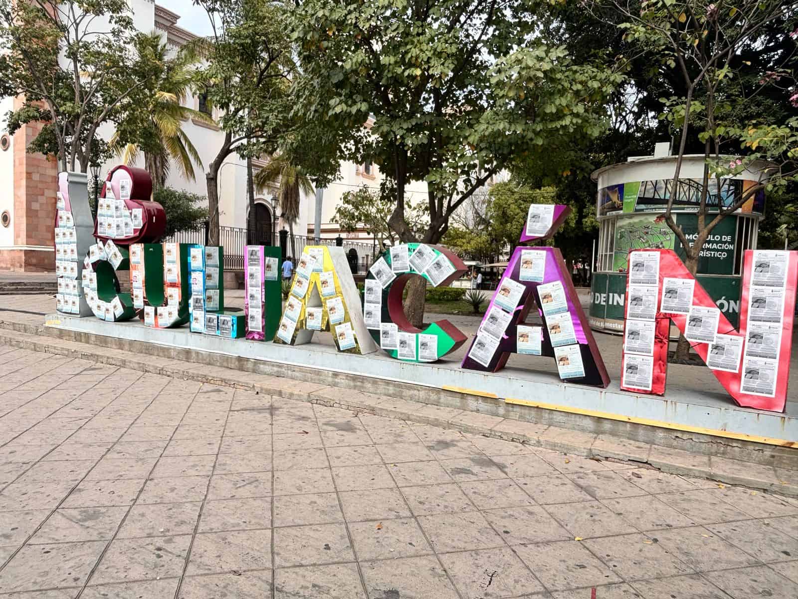 Sobre las letras pegaron decenas de fichas de búsqueda de la joven. (FOTO: Luz Noticias).