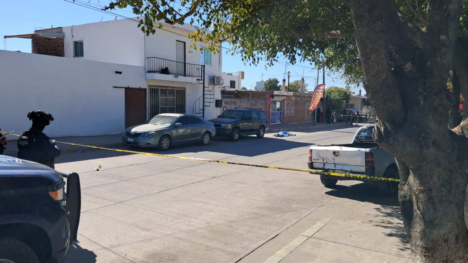 El cuerpo quedó tirado en la calle.