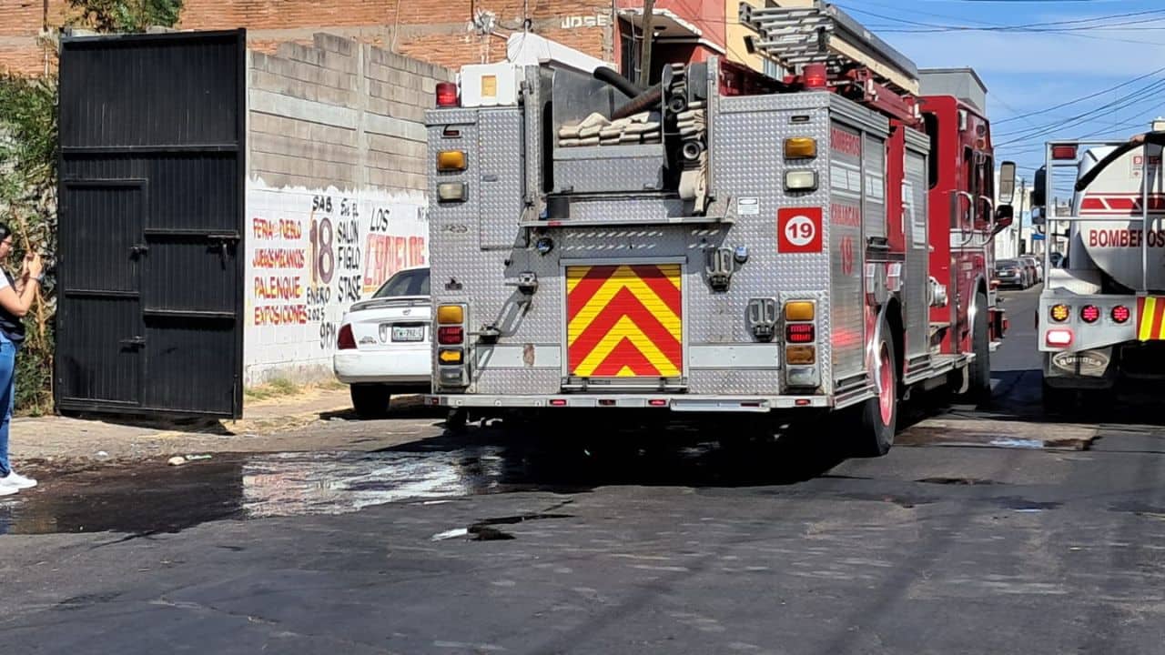 Los bomberos de Culiacán y Veteranos acudieron al lugar para controlar el fuego