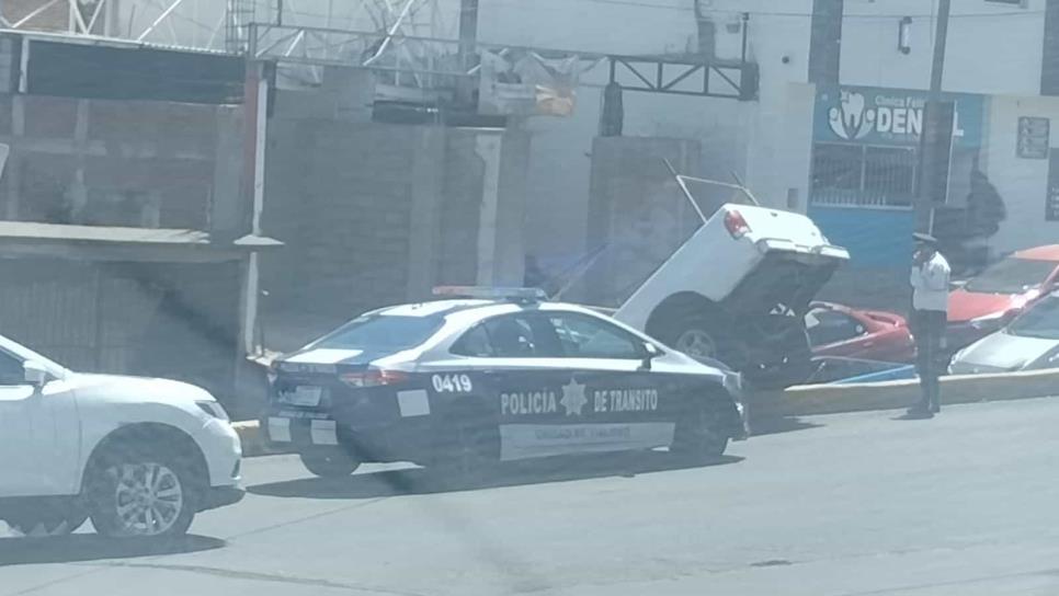 Conductor de camioneta se queda sin frenos y se accidenta en la Buenos Aires en Culiacán Conductor de camioneta se queda sin frenos y se accidenta en la Buenos Aires en Culiacán