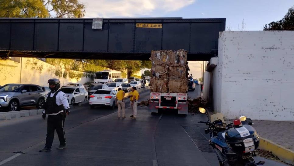 Tráiler cargado con cartón queda atorado bajo el Puente Negro en Culiacán Tráiler cargado con cartón queda atorado bajo el Puente Negro en Culiacán