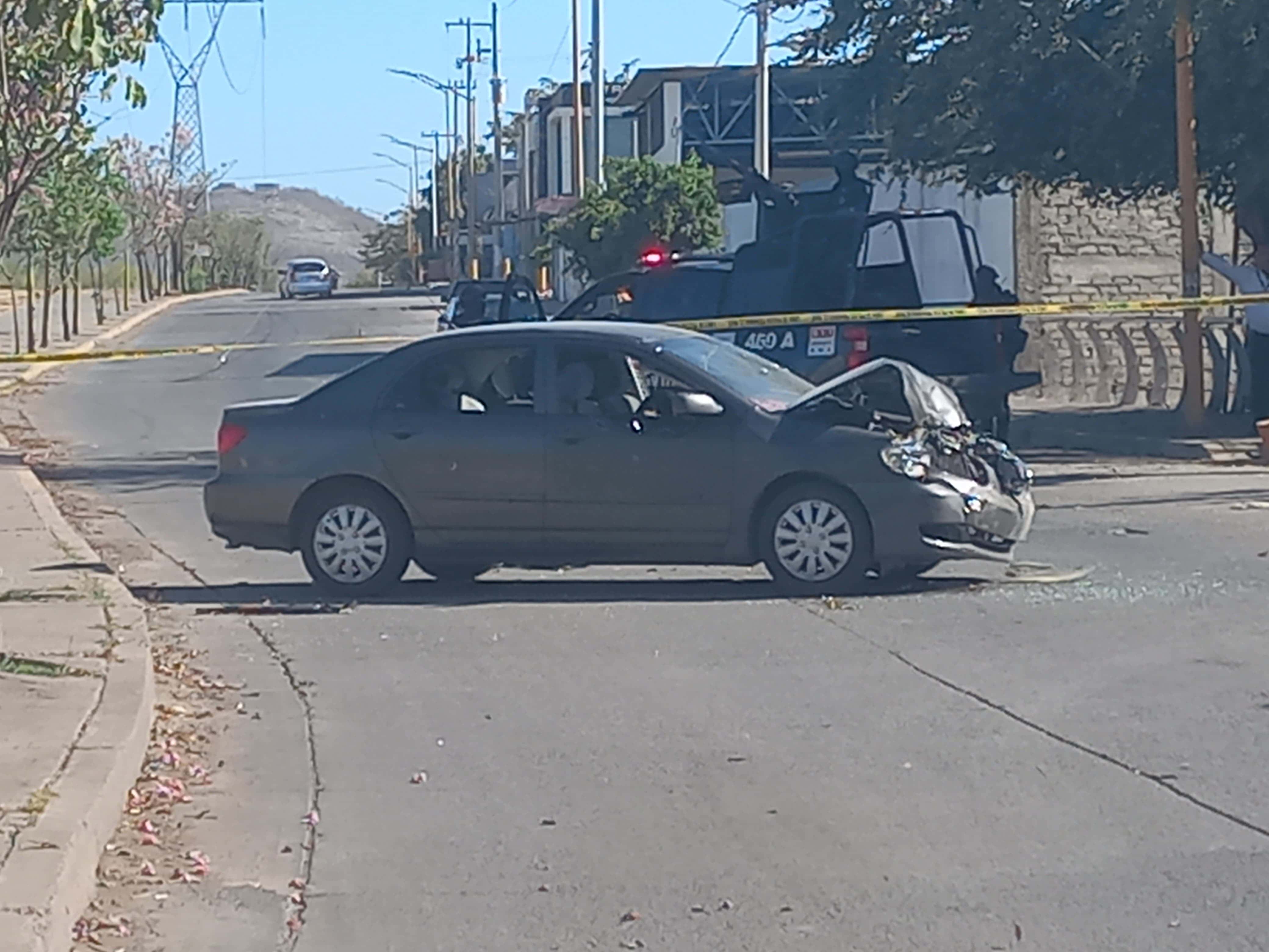 El carro quedó baleado en medio del bulevar.