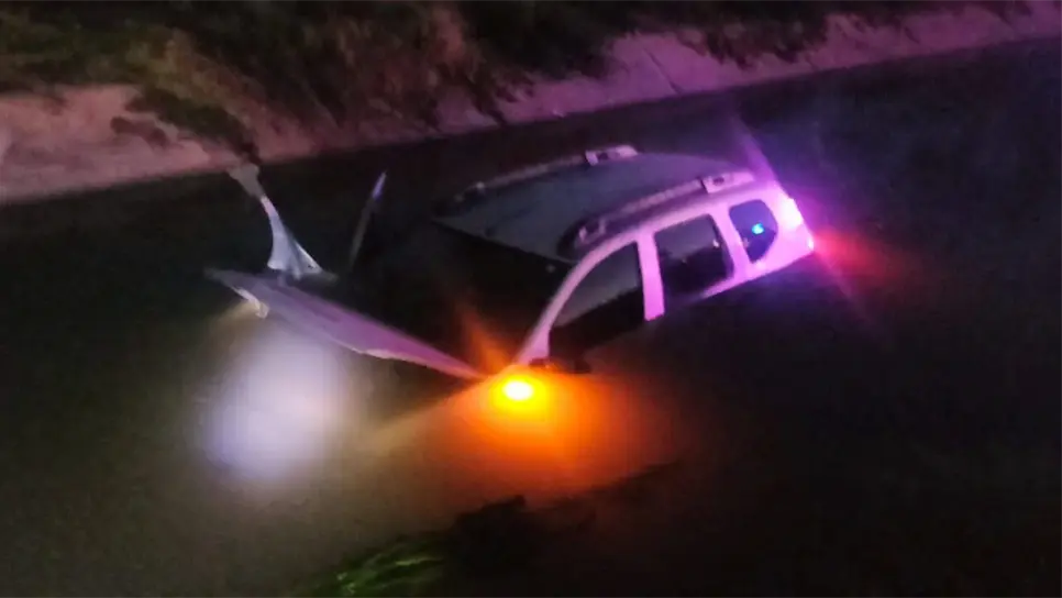 La unidad terminó prácticamente sumergida en el agua. (FOTO: Cortesía).