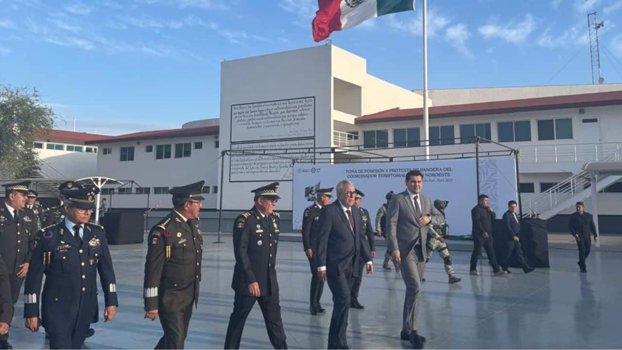 Además del mandatario sinaloense, en el evento estuvieron presentes autoridades militares y locales de los estados del noroeste de México