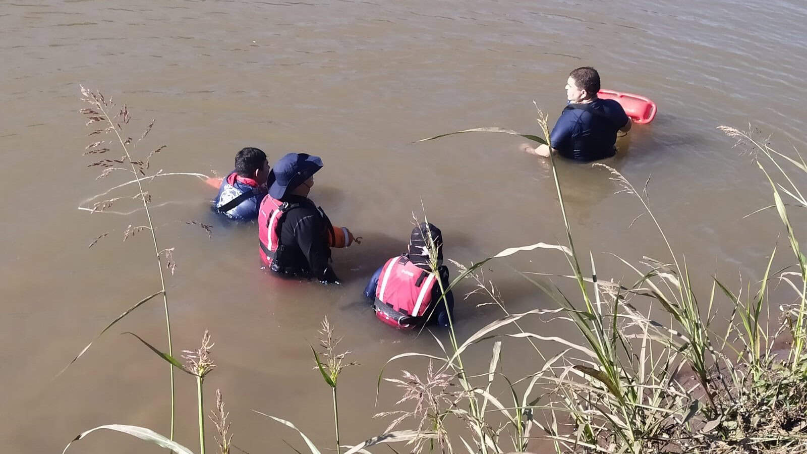 Buzos de Bomberos realizaron una búsqueda en el río. (FOTO: Luz Noticias).