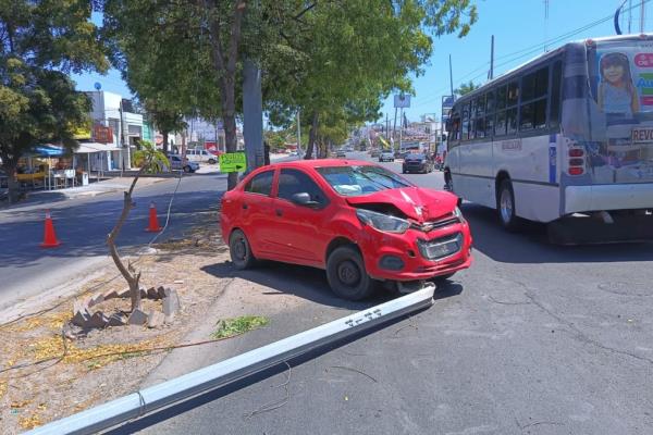 Sujetos disparan a conductora junto a una secundaria e intentan quitarle su vehículo en Culiacán