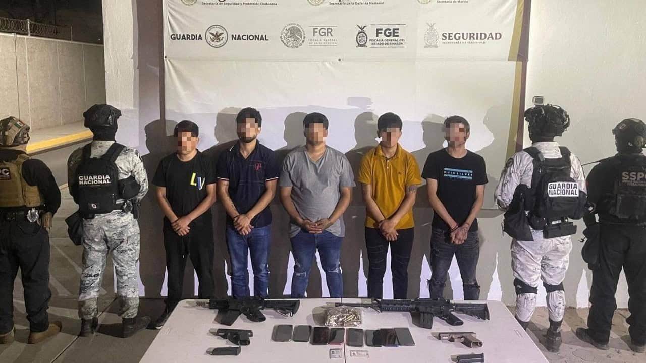 Los detenidos y las armas aseguradas. (FOTO: Cortesía).