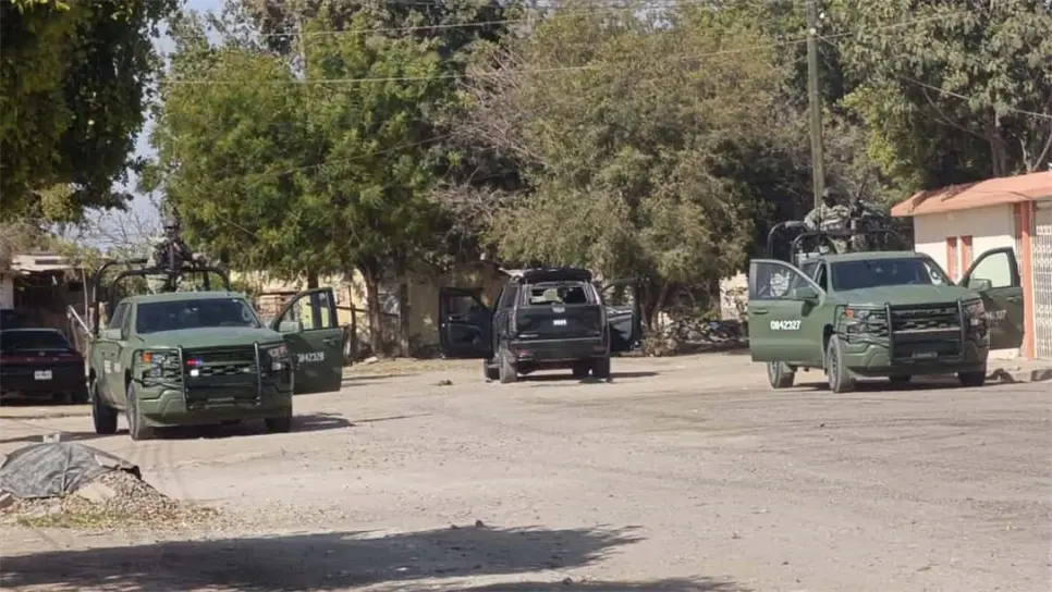 Los militares y la camioneta asegurada. (FOTO: Ernesto Torres).