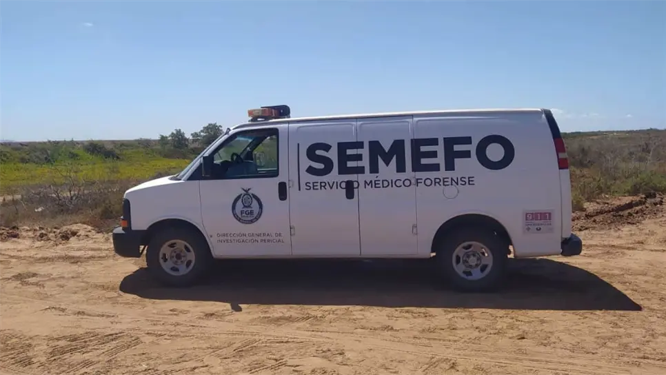 El sujeto tenía disparos de arma de fuego en distintas partes del cuerpo y fue localizado por personas que pasaban por el lugar