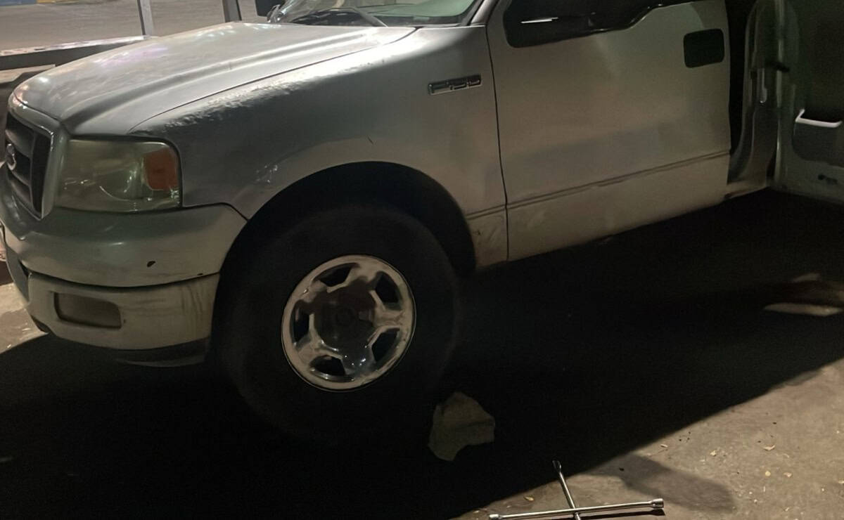 FOTO: Conductor de una camioneta resulta afectado por ponchallantas en la colonia Los Mezcales en Culiacán