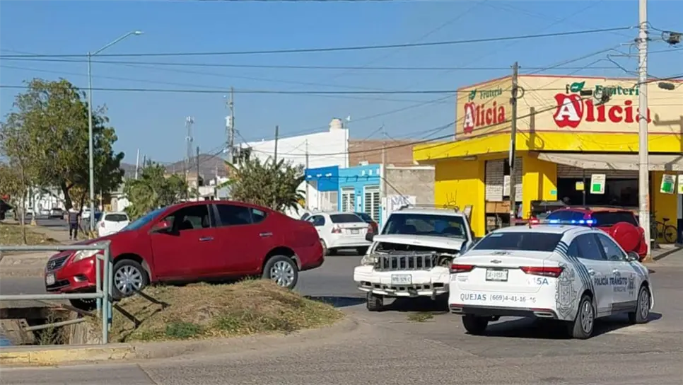 Tras el impacto, esta última termina su marcha sobre el camellón central, a centímetros de caer a un canal pluvial del lugar