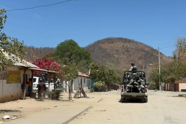 Sin clases ni comercio en la sierra de Choix tras enfrentamientos; gatilleros usan hasta drones