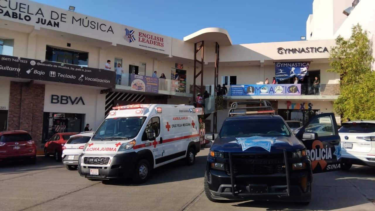 Agentes de la policía también llegaron para recabar información de los hechos