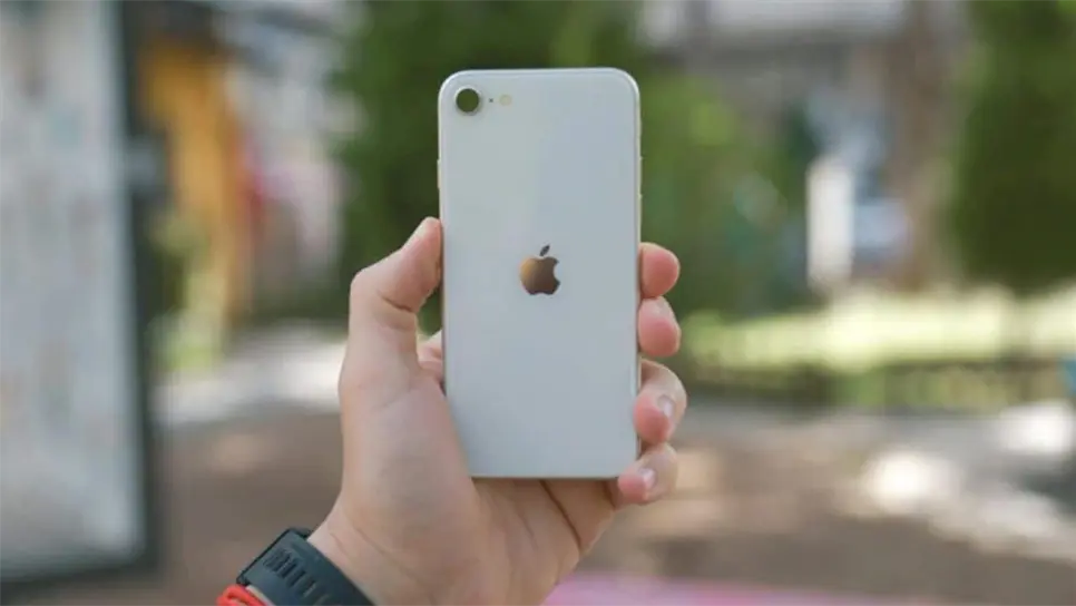 El precio actual del iPhone 16 es de 799 dólares, 16 mil 629 pesos mexicanos y si su precio aumenta 43 porciento, el costo final sería de 1,142 dólares, 23 mil 768 pesos