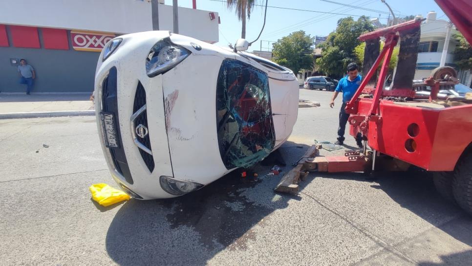 Conductor de un vehículo se pasa un alto y termina volcado cerca del centro de Los Mochis Conductor de un vehículo se pasa un alto y termina volcado cerca del centro de Los Mochis