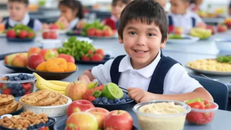 Ante esta nueva medida de las autoridades de erradicar la comida chatarra de las instituciones educativas y promover la sana alimentación de los estudiantes, la famosa Inteligencia Artificial eligió las comidas saludables para la comunidad infantil
