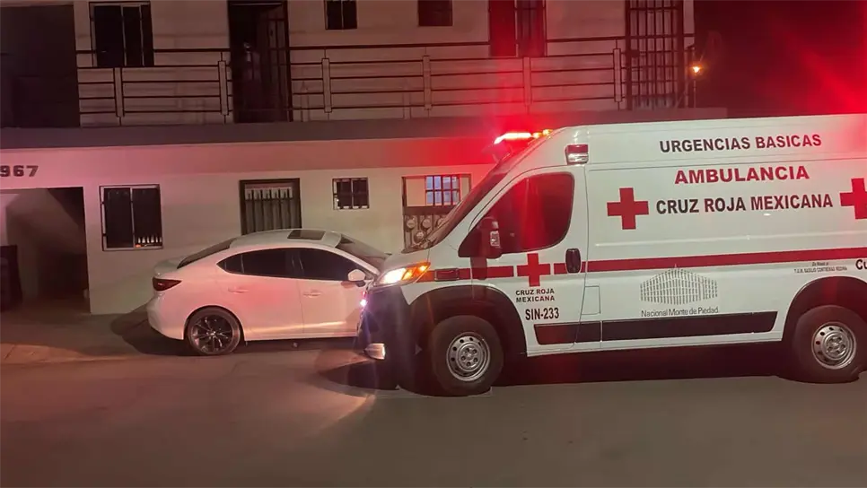 Paramédicos de Cruz Roja revisaron a la víctima. (FOTO: Ángel Beltrán).