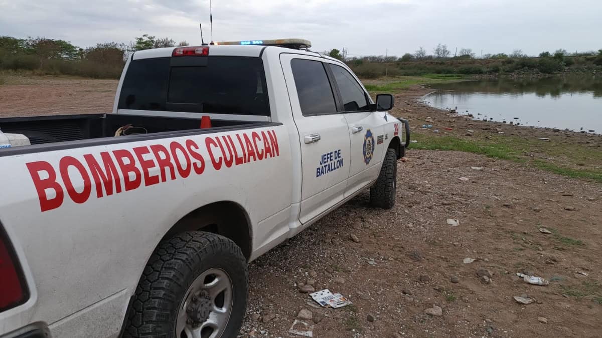 Policías municipales resultan lesionados al caer la patrulla a un canal en Costa Rica, Culiacán
