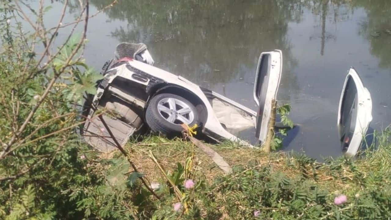 Testigos ayudaron a salir a tres de los hombres lamentablemente ya sin vida, mientras todavía están en búsqueda de la cuarta persona que supuestamente viajaba en la unidad