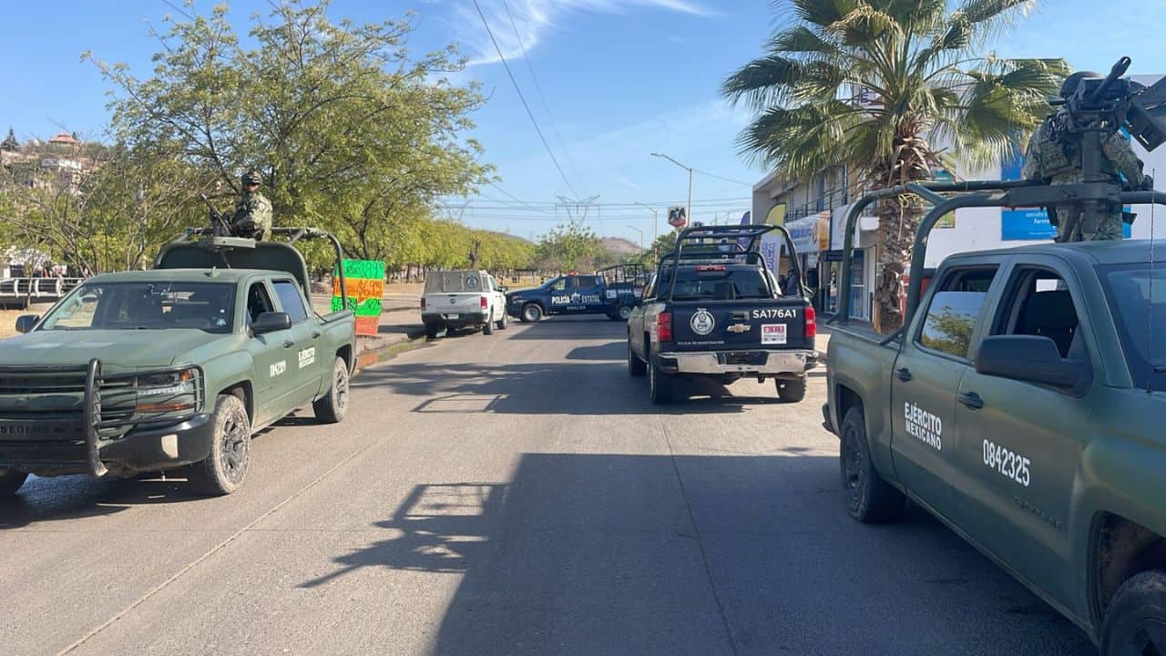 Personal del Servicio Médico Forense (SEMEFO) acudió a levantar el cuerpo y trasladarlo al anfiteatro en espera de que sea reconocido por sus familiares