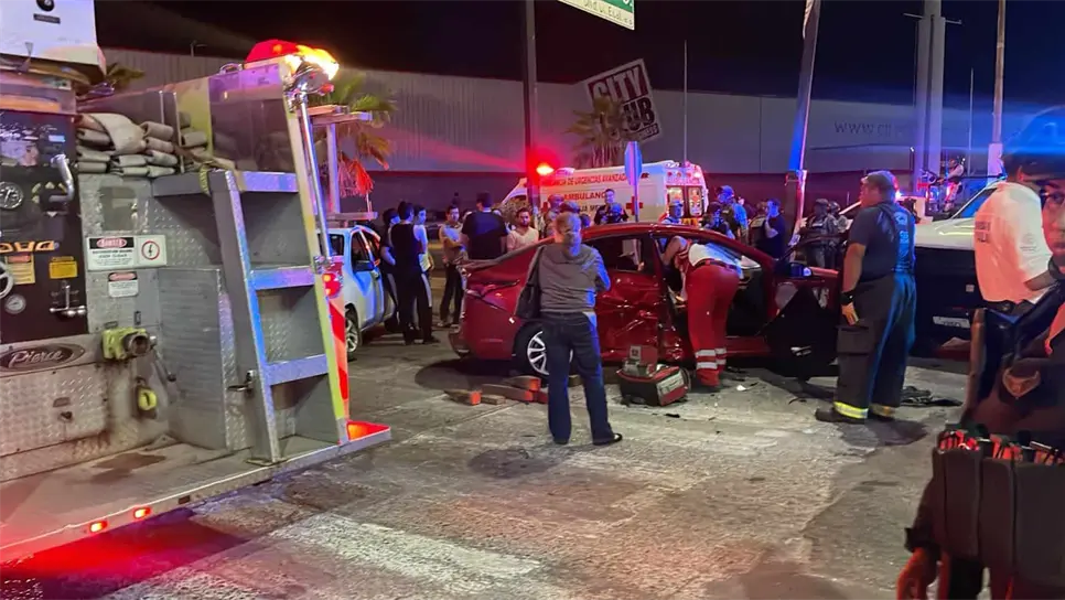 Las unidades chocaron de frente. (FOTO: Ángel Beltrán).
