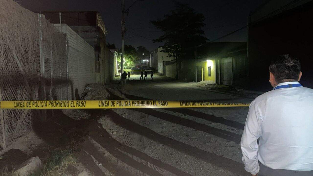 La víctima fue localizada tirada boca abajo con las manos amarradas hacia la espalda y amordazada