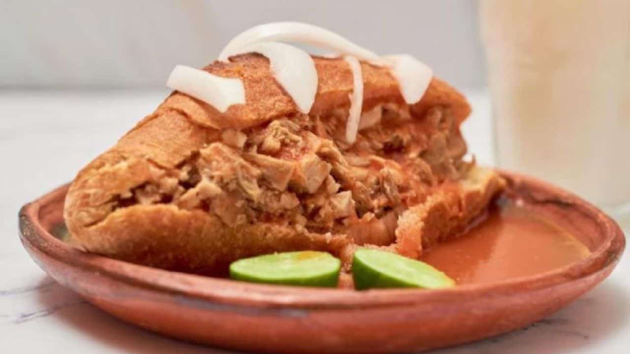 Este delicioso platillo que es sinónimo de excelencia, es una mezcla de sabores y crean una armonía en el paladar, la torta ahogada conquista a quien se atreve a comerla