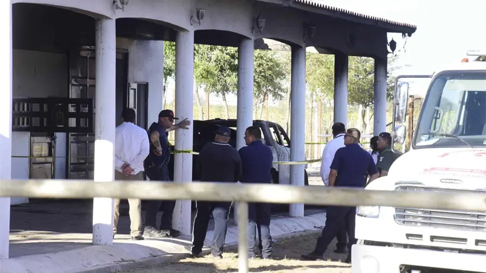 El cuerpo quedó a un costado de la camioneta en la que trabajaba. (FOTO: Luz Noticias).