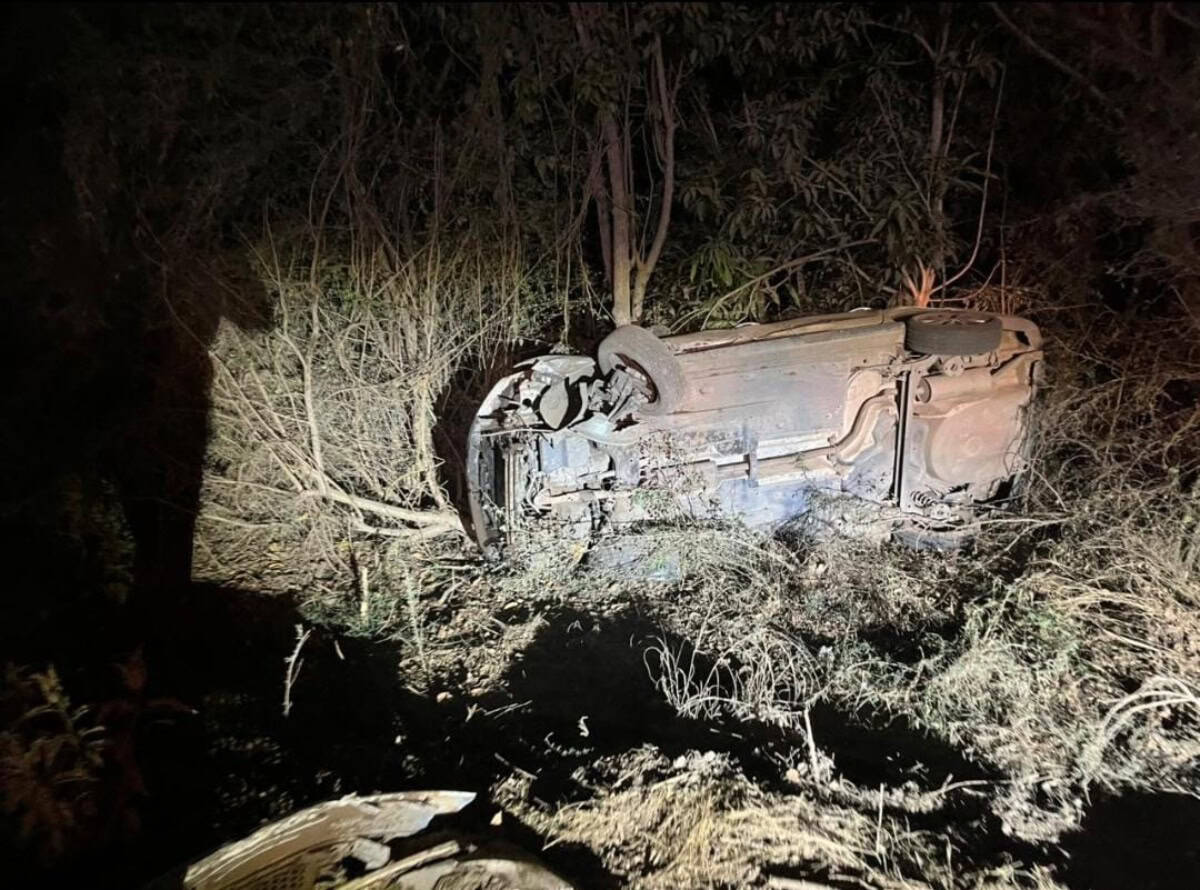 Joven pierde el control del vehículo y vuelca en una curva en la Villa de Ahome