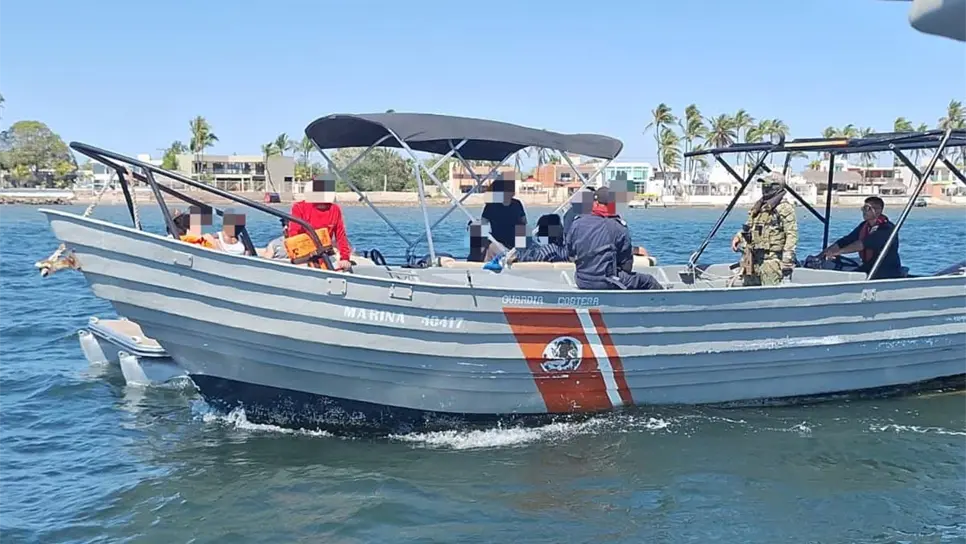 FOTO: Rescatan a diez tripulantes a bordo de una embarcación en Altata