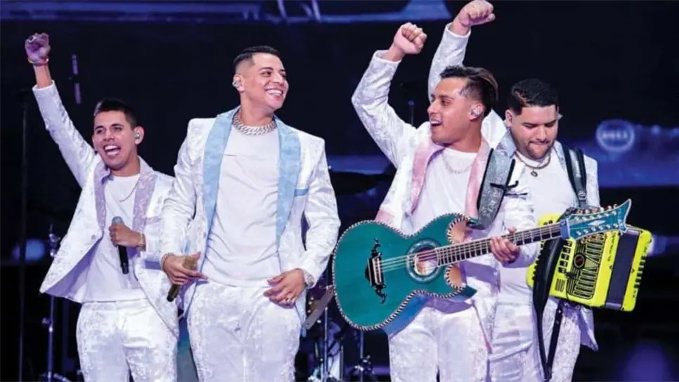 Al acercarse el fin de la presentación de Grupo Firme, los asistentas al palenque comenzaron a pedir la canción “El corrido de la pantera”, pero el líder Eduin Caz al escuchar la petición del respetable, este se negó rotundamente a cantarlo