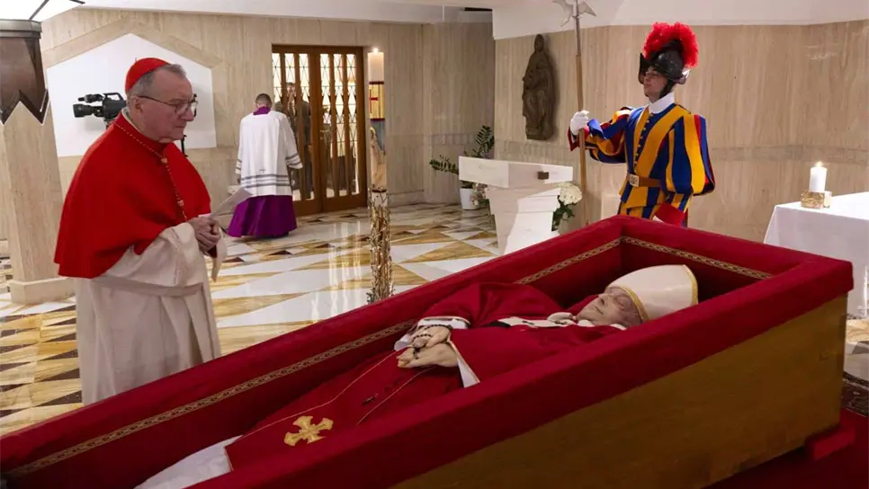El l cardenal Kevin Joseph Farrell, Camarlengo de la Santa Romana Iglesia, presidió el rito de la constatación de la muerte. FOTO: Vaticano
