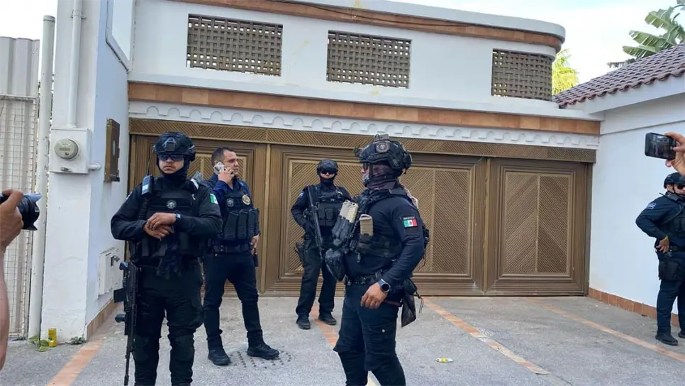 Elementos de la Policía Municipal, Tránsito y Protección Civil arribaron al sitio para paralizar  la manifestación, argumentando que se estaban afectando a terceros