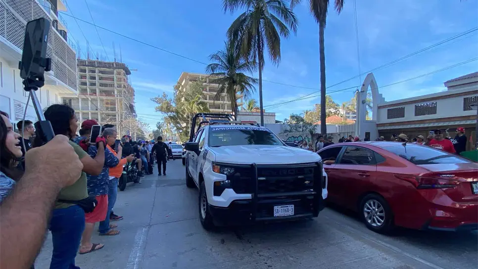 Ciudadanos realizaron una manifestación frente a la vivienda. (FOTO: Tahiry Zambrano).