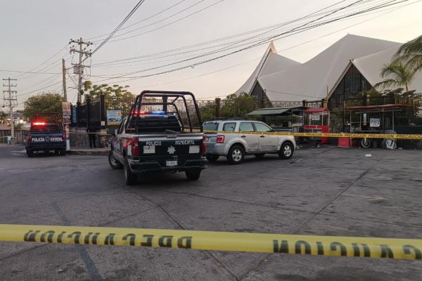 Abandonan un vehículo con cuerpos embolsados en el templo de La Lomita, en Culiacán