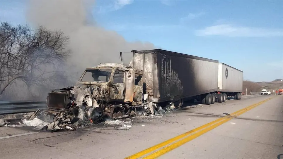 El tractocamión terminó completamente calcinado. (FOTO: Enrique Chan).