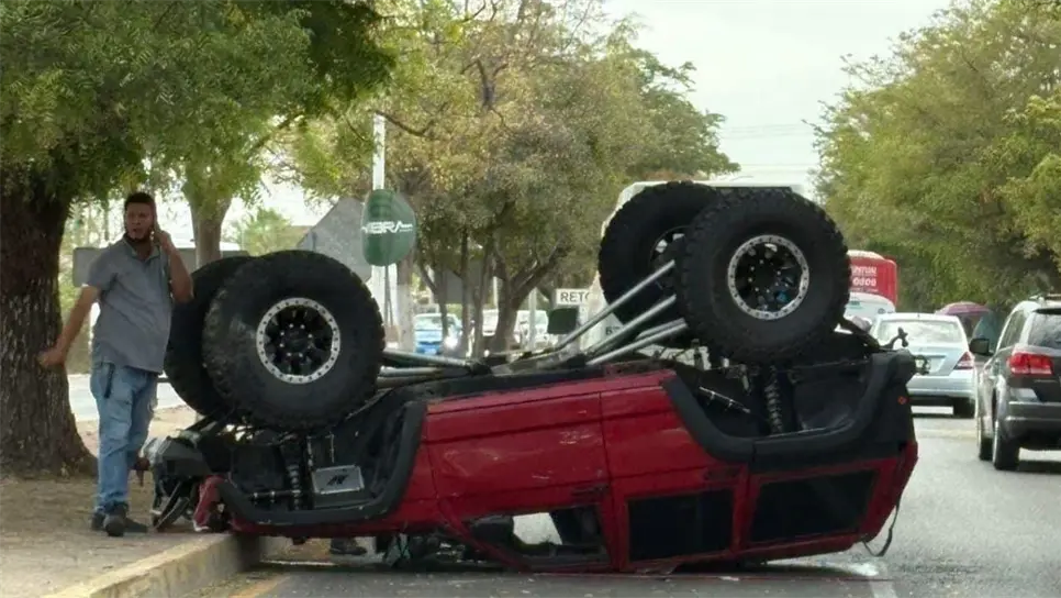 Vuelca camioneta 4x4 por la carretera a Navolato en Culiacán