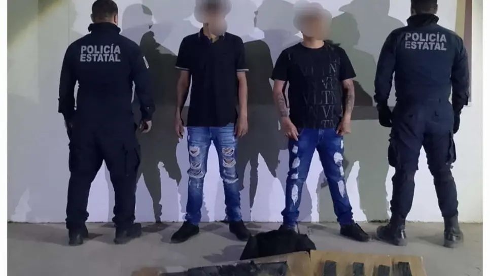 FOTO: Detienen a dos hombres y les aseguran un rifle, cargadores, equipo táctico y puntas de acero en Culiacán
