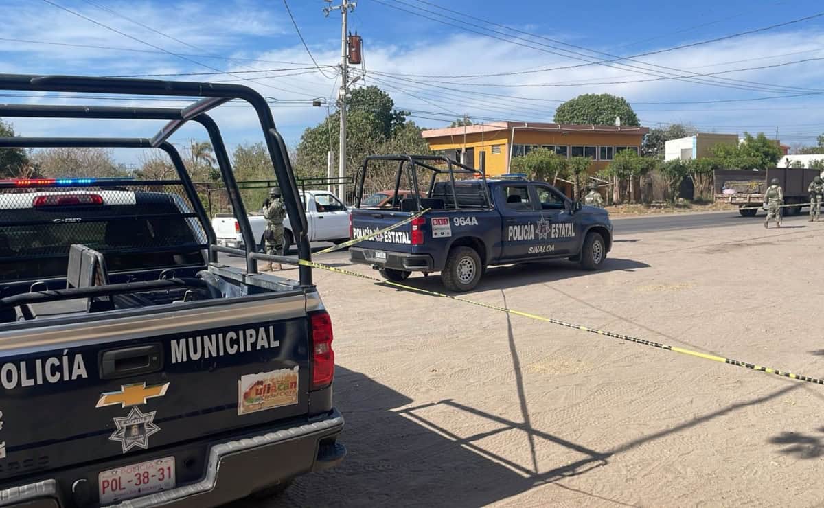 FOTO: Abandonan a dos ejecutados a la orilla de la carretera a Sanalona en la colonia El Barrio, en Culiacán
