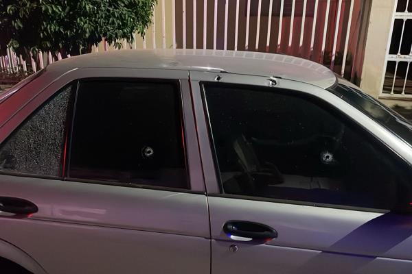 Atacan a balazos a un automóvil estacionado en la colonia Las Quintas, en Culiacán