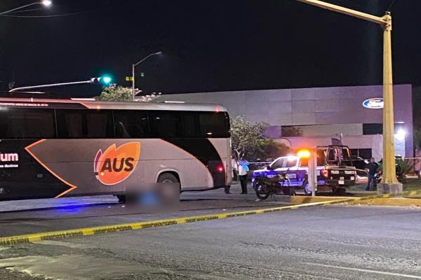 Motociclista muere arrollado por un camión de transporte por la carretera internacional, en Mazatlán